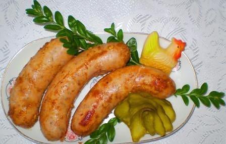 Biała kiełbasa opiekana w sosie z pieczenia mięs