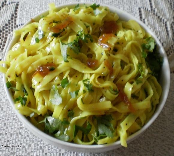 Makaron ryżowy z mango i natką pietruszki