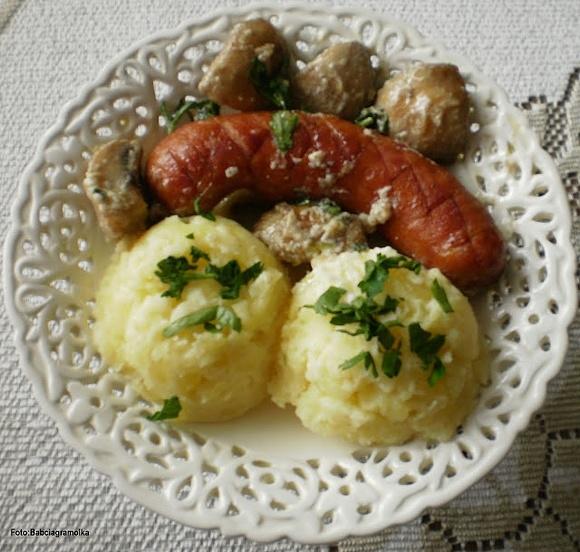 Kiełbaski duszone w pieczarkach