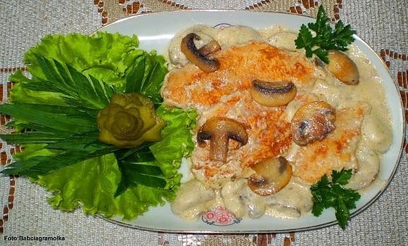 Eskalopki z kurczaka z pieczarkami w sosie śmietanowym