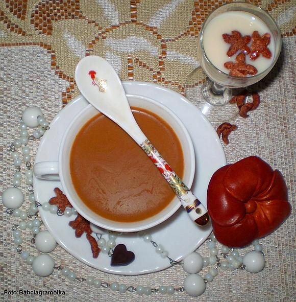 Kawa cynamonowo-czekoladowa z syropem klonowym