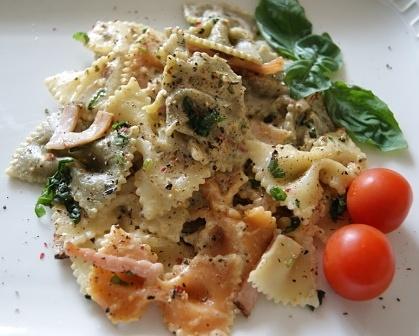 Pesto z pestkami dyni i farfale - szybki obiad