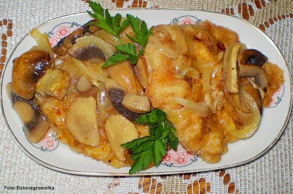 Kotlety schabowe duszone w cebuli i pieczarkach