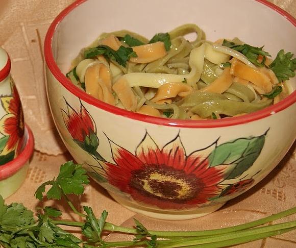 Kolorowe Tagliatelle na bulionie