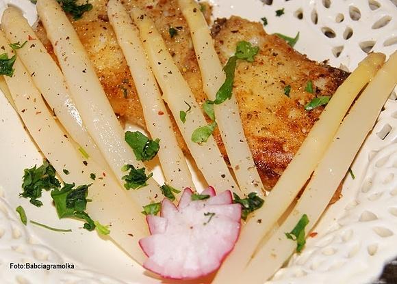 Halibut ze szparagami i cytrynowym salsą