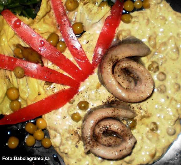 Śledź w oleju na puree groszkowo-chrzanowym