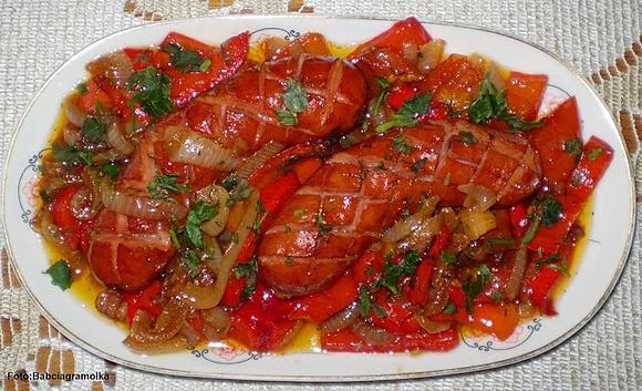Kiełbasa podsmażana z cebulą i papryką