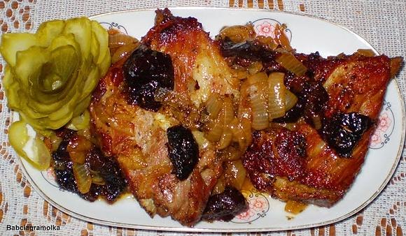 Żeberka w cebuli i suszonych śliwkach z garnka rzymskiego