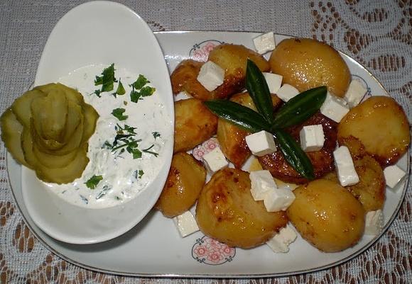 Pieczone ziemniaki z fetą i sosem prawie tzatziki