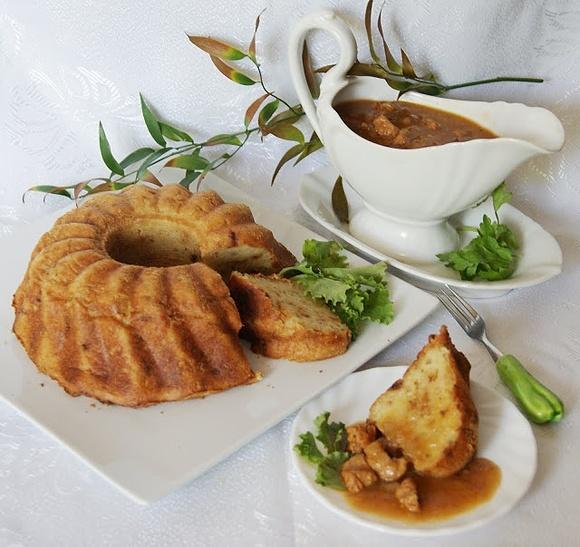 Babka ziemniaczana z sosem gulaszowym