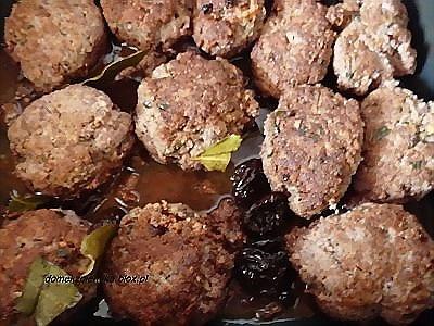 Kotlety mielone z orzechami w sosie śliwkowym