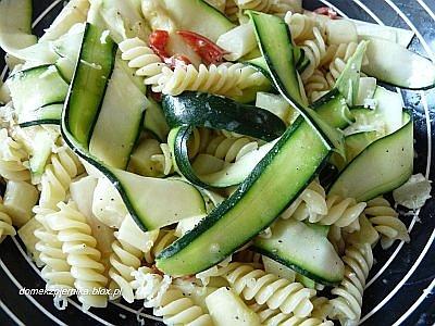 Pasta ze szparagami, chili i cukinią