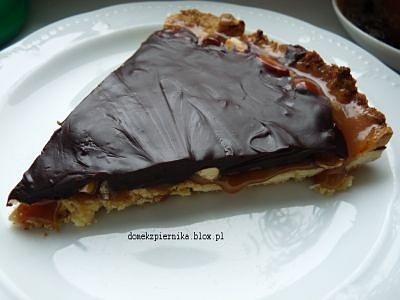 Tarta z prażonymi migdałami, karmelem i czekoladą