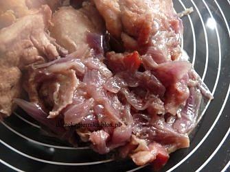 Kurczak w czerwonej cebuli z białym winem