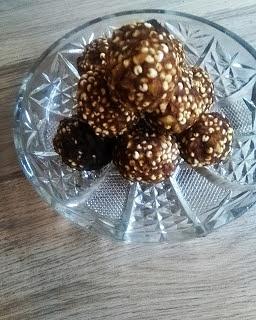 Daktylowe kulki z poppingiem jaglanym