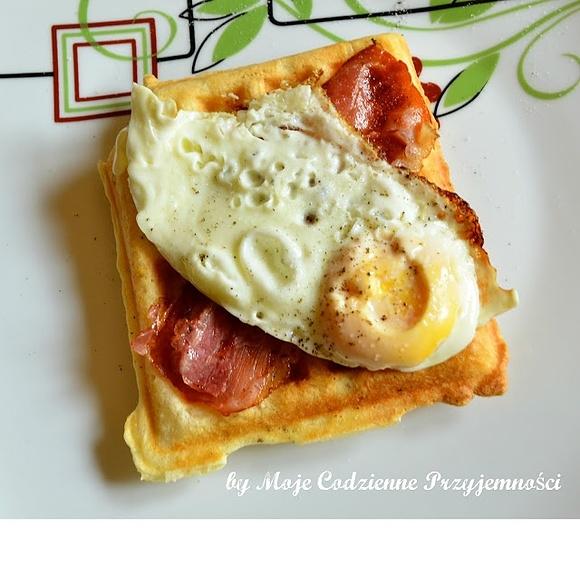 Gofry z bekonem i jajkiem