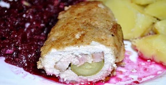 Kotlet schabowy z boczkiem i ogórkiem kiszonym