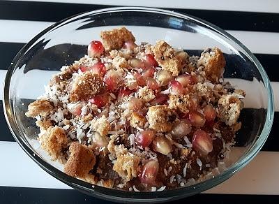 Czekoladowy pudding owsiany z kokosami i granatem