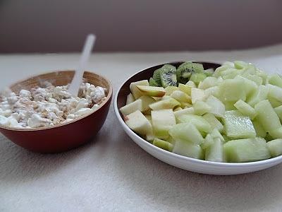 Sałatka owocowa z melonem, jabłkiem i kiwi