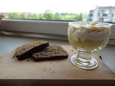 Serek wiejski z jabłkiem, cynamonem i bananem, chlebek razowy ze słonecznikiem