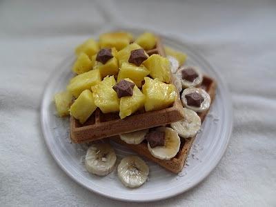 Gofry owsiane z bananem, ananasem, Magic Stars i syropem klonowym