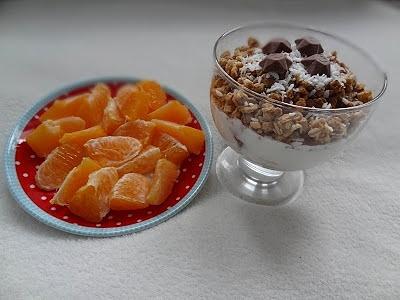 Jogurt naturalny z musli orzechowo-kokosowym i dodatkami