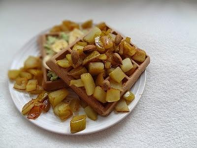 Kakaowe gofry z wiórkami, karmelizowaną gruszką i syropem klonowym