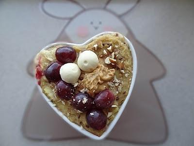 Pieczona owsianka z jabłkami, bananem, czerwoną porzeczką i bakaliami