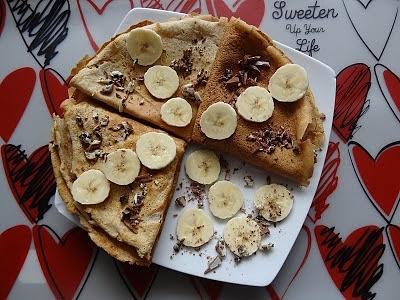 Zapiekane naleśniki owsiane z twarożkiem kakaowo-bananowym i dżemem morelowym