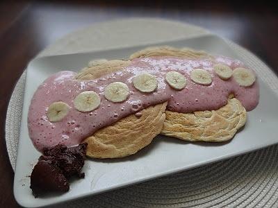 Owsiane pancakes z kaszą manną, musem bananowo-truskawkowym i kremem kakaowo-awokadowym
