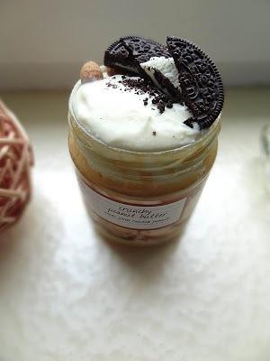 Waniliowa kasza manna z gruszką, migdałami i Oreo w słoiczku