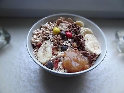 Jogurt grecki kakaowy z bananem i musli