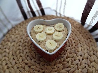 Mini serniczek waniliowy z bananem i czekoladowymi płatkami
