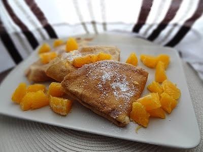 Waniliowe naleśniki orkiszowe z nadzieniem szarlotkowo-sernikowym i dżemem morelowym