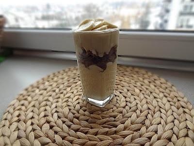 Pudding bananowy z czekoladowymi płatkami i biszkoptem