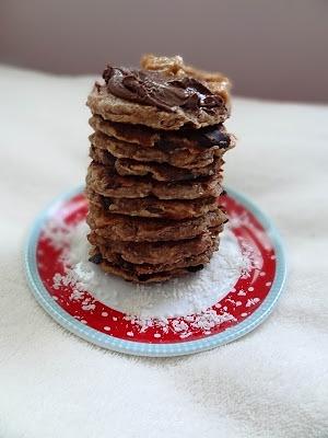 Bananowe pancakes z serkiem wiejskim, batonikiem czekoladowym i masłem orzechowym