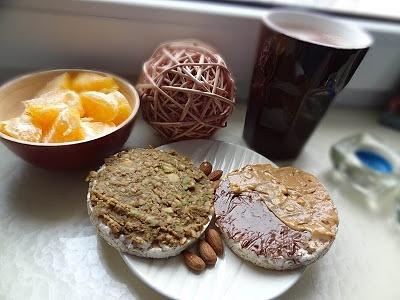 Wafle ryżowe z pastą z awokado, masłem orzechowym i nutellą
