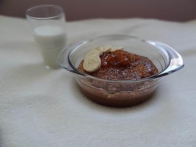 Ciasto bananowe z syropem klonowym i dżemem morelowym