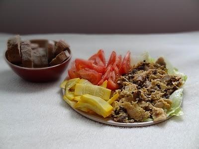 Jajecznica z pieczarkami, szynką z indyka, serem żółtym i ziarnami słonecznika