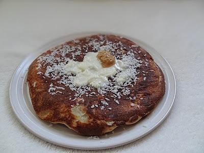 Kokosowo-bananowy omlet biszkoptowy z żurawiną i białą czekoladą