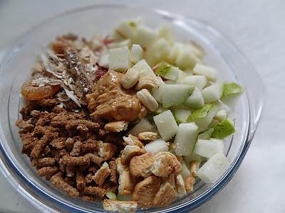 Owsianka z ubitym białkiem, jabłkiem, gruszką, musli, otrębami z żurawiną, herbatnikami i orzechami