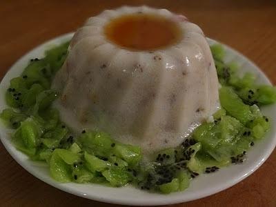Waniliowy pudding z kaszy manny z musli i orzechami, kiwi i syropem klonowym