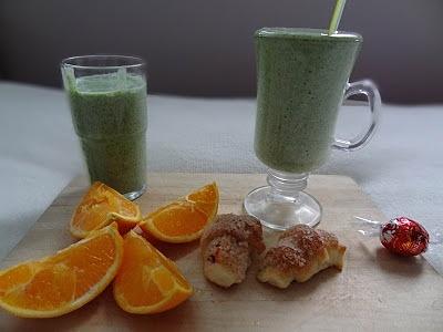 Green smoothie z bananem i szpinakiem oraz rogaliki drożdżowe