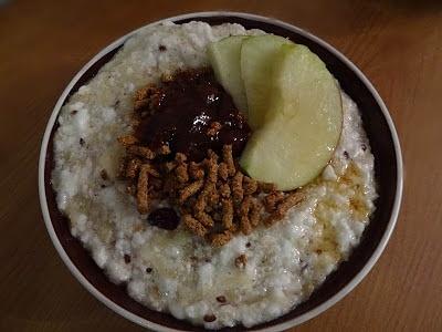 Owsianka jabłkowa z białkiem, otrębami, żurawiną, powidłami i syropem klonowym