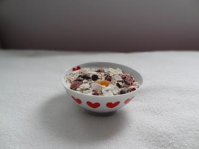 Bananowy jogurt z musli i truskawkami