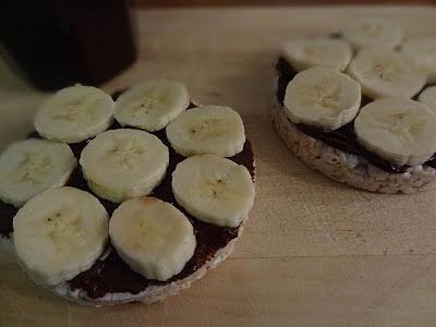 Wafle ryżowe z kremem kakaowym, awokado i bananem, kisiel żurawinowy