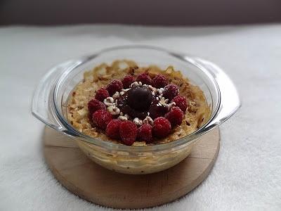Jabłkowa pieczona owsianka na mleku sojowym z serkiem Brie i dodatkami