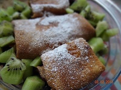 Pieczone waniliowe naleśniki z serem oraz owocami