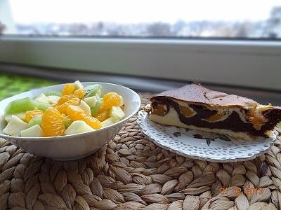 Kowalowy sernik z brzoskwiniami i owocami: jabłko, mandarynki, kiwi
