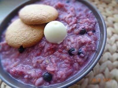 Owsianka z jabłkami, owocami i pralinką